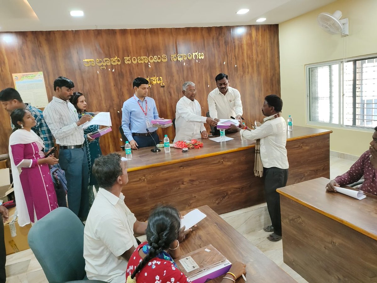 WorkersBoard's tweet photo. ಮಂಡಳಿಯ ವತಿಯಿಂದ ಚಿಕ್ಕಬಳ್ಳಾಪುರ ಜಿಲ್ಲೆಯ ಶಿಡ್ಲಘಟ್ಟ ತಾಲೂಕು ಪಂಚಾಯತ್ ಸಭಾಂಗಣದಲ್ಲಿ ನೋಂದಾಯಿತ ಕಟ್ಟಡ ಕಾರ್ಮಿಕರಿಗೆ ಟೂಲ್ ಕಿಟ್ & ಕಾರ್ಮಿಕರ ಮಕ್ಕಳಿಗೆ ಟ್ಯಾಬ್ ಗಳನ್ನು ಮಾನ್ಯ ಶಾಸಕರಾದ ಶ್ರೀ@VMuniyappaMla ಅವರು ವಿತರಿಸಿದರು.
ಈ ಸಂದರ್ಭದಲ್ಲಿ ಕಾರ್ಮಿಕ ಇಲಾಖೆಯ ಅಧಿಕಾರಿಗಳು ಉಪಸ್ಥಿತರಿದ್ದರು.
#Shidlaghatta #LabourKit https://t.co/5Iuoo6VeFv