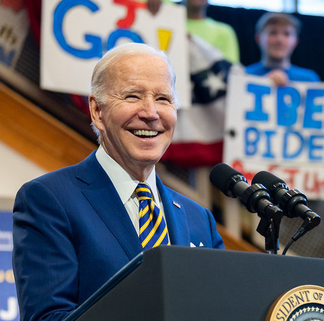 TheDemocrats's tweet photo. The unemployment rate is at the lowest level since 1969. 

The economy added over 500,000 jobs last month. 

Thanks, President Biden. 😎 https://t.co/ZZW47eaq2n