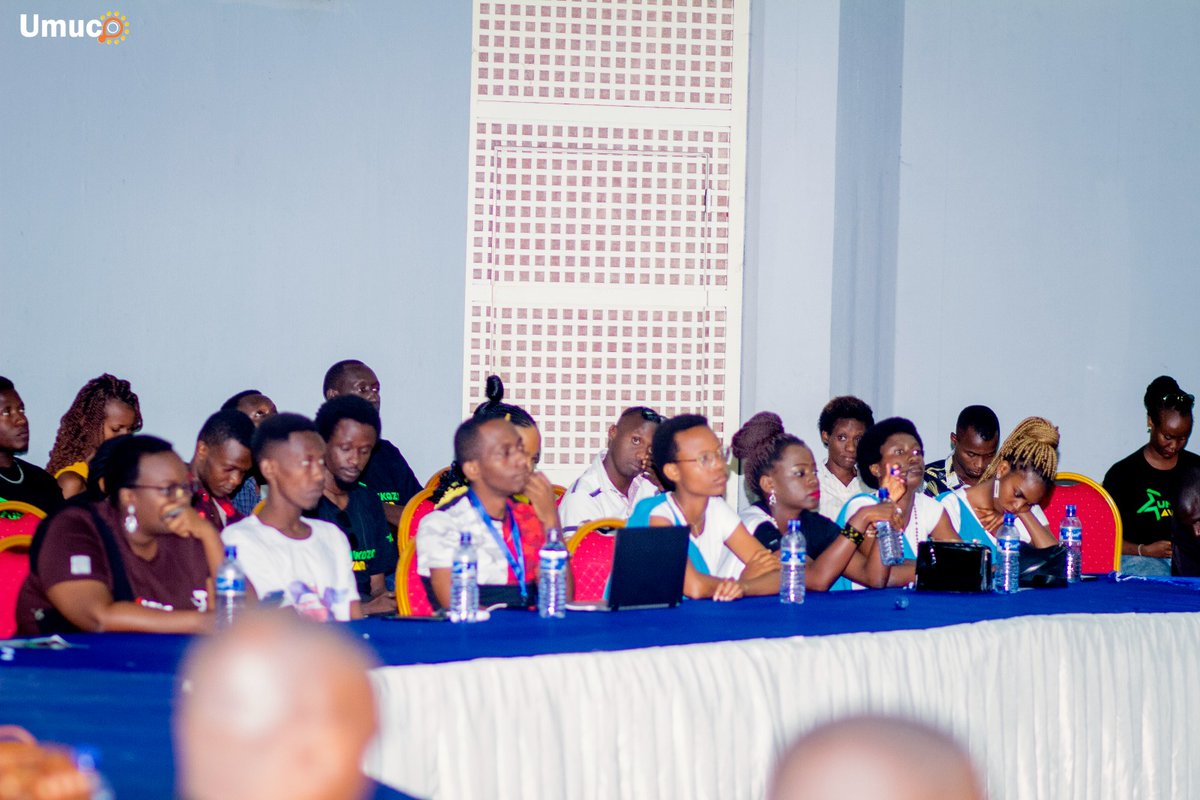 Umucomedia's tweet photo. Kuruyu wakane igenekerezo rya 23 ruhuhuma niho ishirahamwe Blue harmony rifadikanije n'ishirahamwe Akaranga Entertainement risanzwe rihurikiyemwo imirwi ndangakaranga, bahaye ikiganiro abamenyesha makuru kubijanye n'ihiganwa kandi rikongera rikaba isabukuru ry'akaranga.
#culture https://t.co/QoAr5FG265