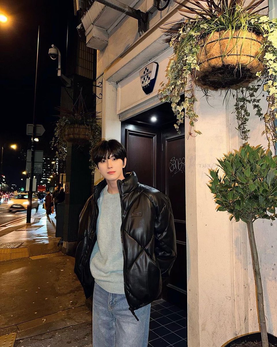 Strolling down the street on such a cold night back in Europe, catching some fresh air as I sightsee the citylights around. What a way to replenish the soul.