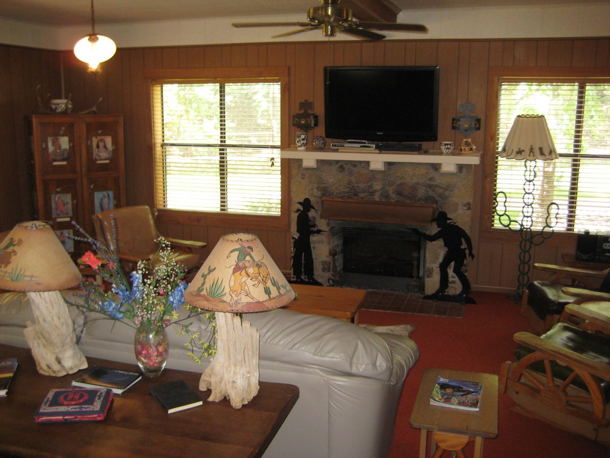 circleh_jen's tweet photo. Cozy up this Spring Break at the @lodge_circlehranch !! We have open dates!! https://t.co/5SoEY2ODu4 https://t.co/KyfEKml6HX