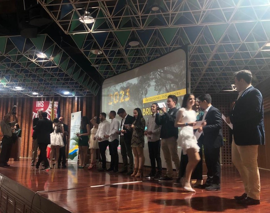 enlaucab's tweet photo. #Ahora nuestro vicerrector académico, José Francisco Juarez, otorga las #BecasMagis a la excelencia académica a los primeros y segundos mejores promedios de cada carrera para promover la continuidad de sus estudios en @PostgradoUCAB👏 https://t.co/WueeNCPDS5