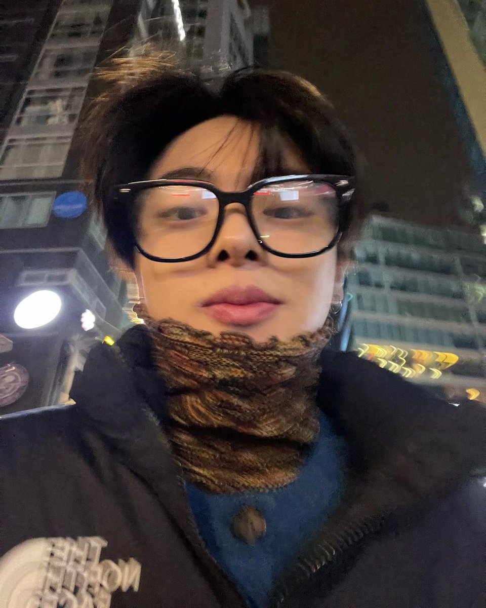 this pics of leo screams a bf sending u an update