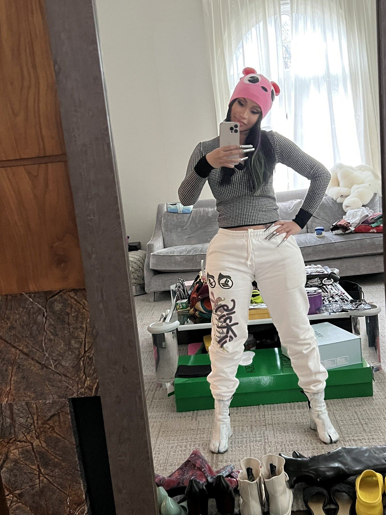 Cardi b wearing store jordans