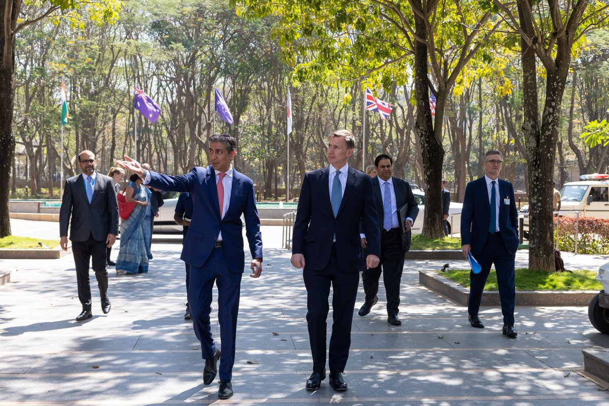 hmtreasury's tweet photo. Chancellor @Jeremy_Hunt has visited @Wipro today during his visit to Bengaluru. 
 
He met with workers at the company as well as senior leaders &amp; spoke about the UK's place as a tech powerhouse, with 8 UK cities now home to more than 2 unicorn businesses. https://t.co/5tDzNzhjSx