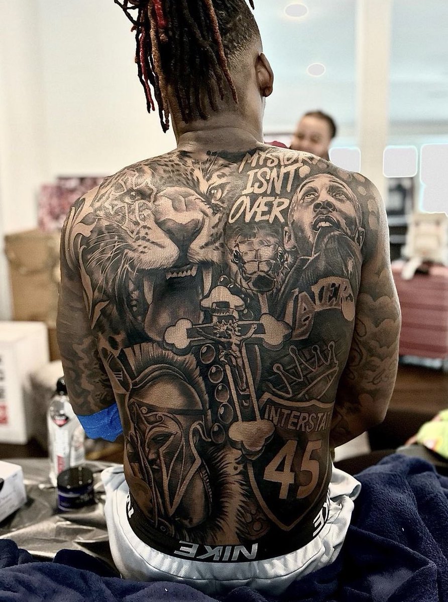 Cowboys WR CeeDee Lamb recently had a significant amount of ink added to  his back (Photos: Andres Ortega on Instagram https://t.co/6pGxN2vHOa), image size:892x1200