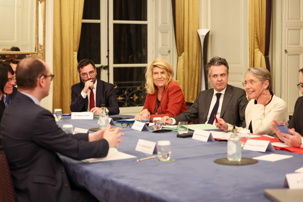 IntercoDeFrance's tweet photo. 🤝 @sbastien_martin, président d'Intercommunalités de France, a échangé avec @Elisabeth_Borne , @ChristopheBechu et @FaureDominique

✅ Des voies de coopération indéniables entre État et territoires sur des sujets centraux : réindustrialisation, contractualisation, transitions... https://t.co/lNlFzBF4D3