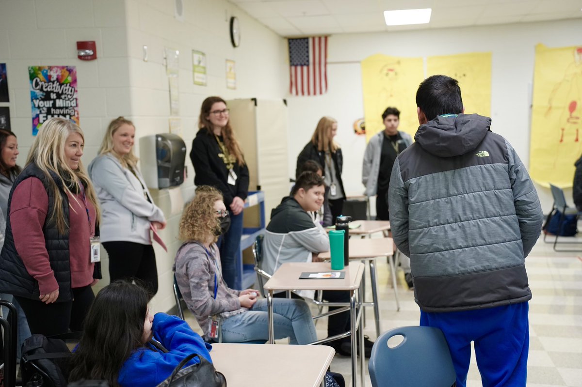 LakesEagles's tweet photo. This morning, Ms. Curtis, Mr. Lellman, and our students welcomed @GrayslakeNorth students to meet one another and practice for #TheBigGame https://t.co/Xpp3DlPZgm
