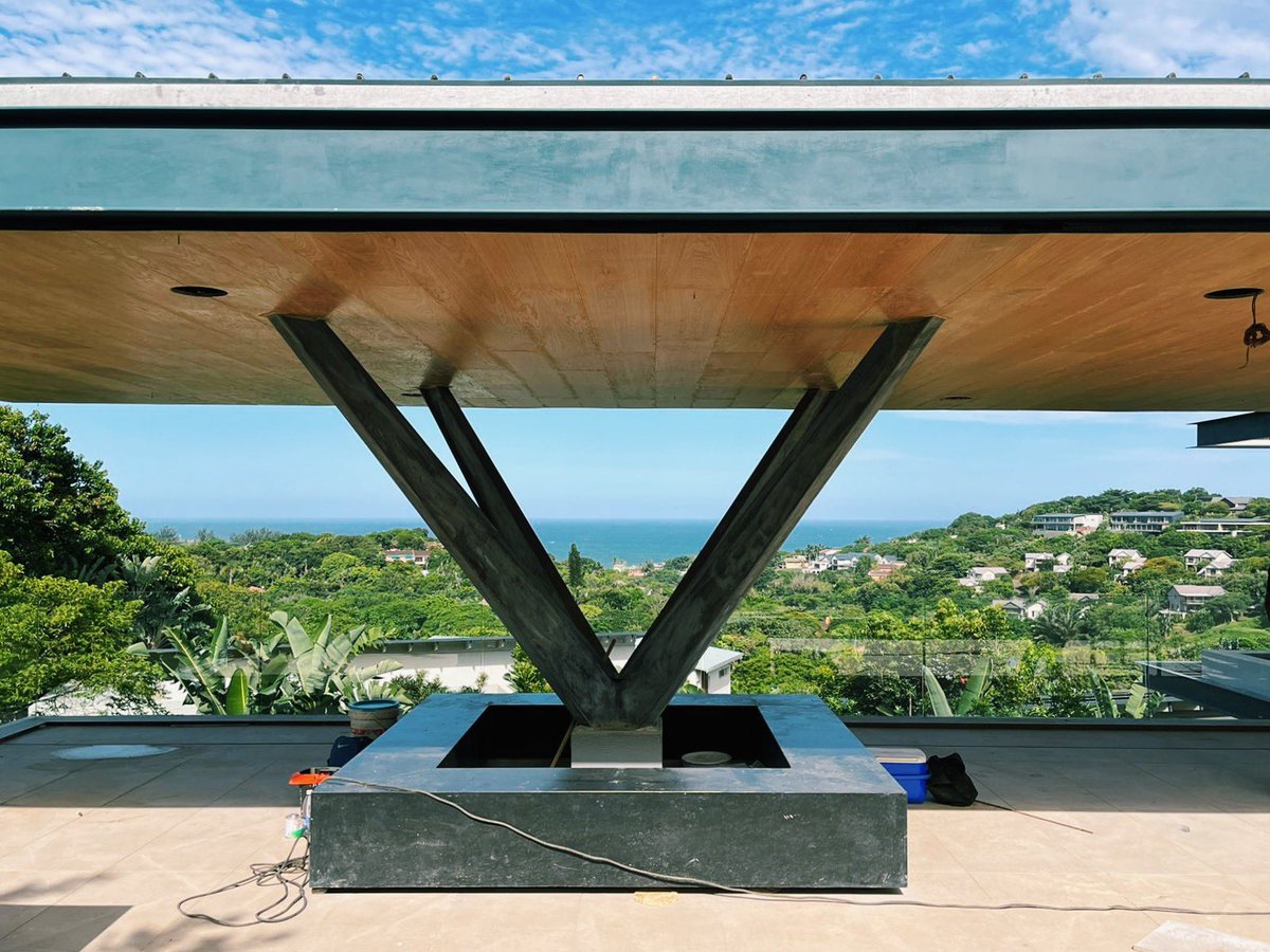 MetropoleArch's tweet image. Sculptural feature steel column supporting linear plane of covered patio roof.

#siteprogress #sitephotos #featurecolumn #architecture #realestate #instahome #homeinspiration #architecturelovers #design #contemporary #luxuryhome #modern #homedesign #residentialarchitecture