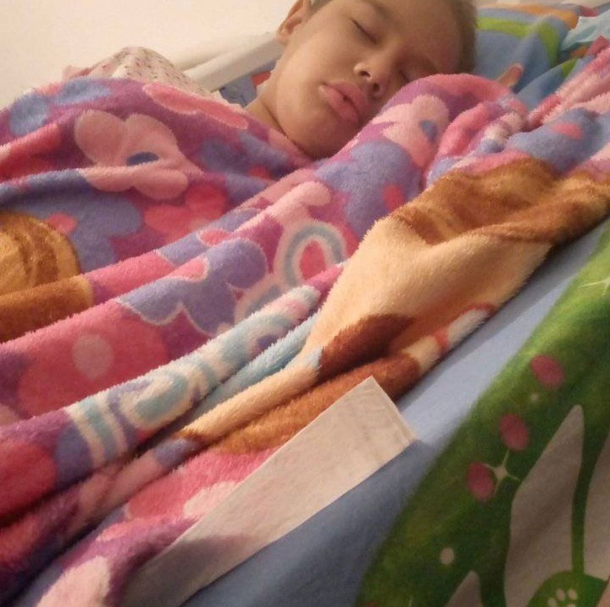 Olivarescfc's tweet photo. Danna necesita donantes de sangre y plaquetas, insumos, centros de cama, toallitas húmedas, crema hidratante hipoalergénica, peridon, acetaminofen, bargonil, fusidin, gelfoan, diflon, glutamina, zing, malox,  bacitracina, examenes, contacto 04123715018; IG @dannaquierevivir https://t.co/2fOUMOh6ar