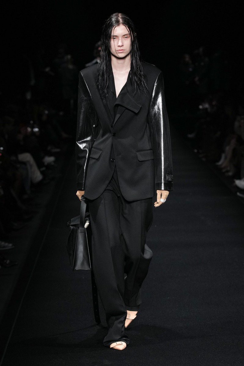 jacquemusx's tweet photo. MM6 Maison Margiela FW23 https://t.co/20Hw3b4fQ1