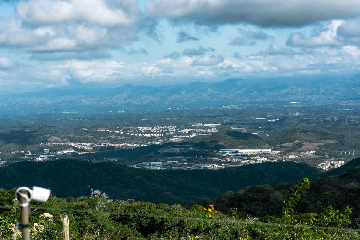 Karavanu's tweet photo. Hermosa vista desde la Magdalena, parte de charallave, Cua y sus montañas 

#fotografia #casablancaranch #nikon #karavanu #vallesdeltuy https://t.co/t8RXnMX4cU