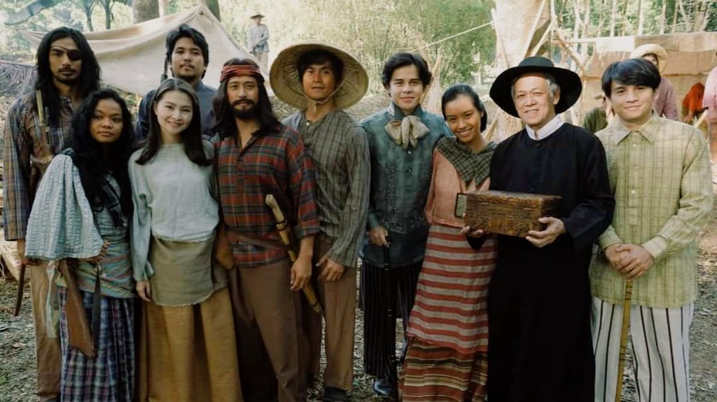 danriemyrtd's tweet photo. Ang sinaunang litrato/groufie with the Pambansang Ginoo...❤️

#MCIMgaAralAtPangarap #MariaClaraAtIbarra #MCAI https://t.co/u1719hsxGu