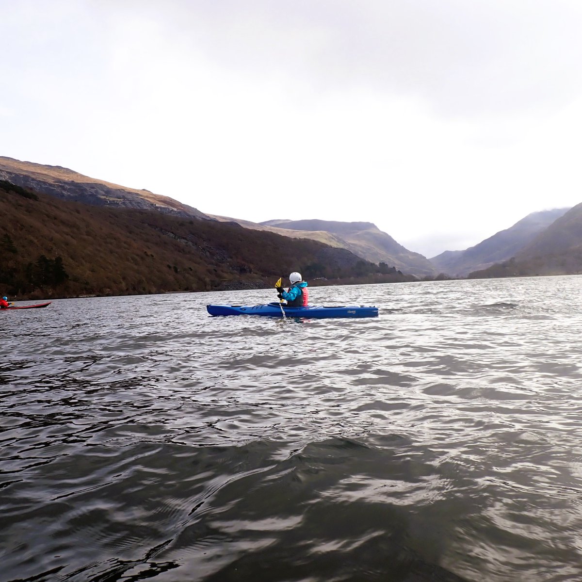SeaMorKayaking's tweet photo. Perfect conditions for us to start developing skills for paddling in the wind  - just as we had planned. Lovely when it works out like that!
Gwynt jest digon er mwyn cynnal sesiwn datblygu sgiliau padlo yn y gwynt roedd yn addas i'r grŵp.
#seakayakcoaching #seakayakskills #ceufad https://t.co/pZuODYK1Dt