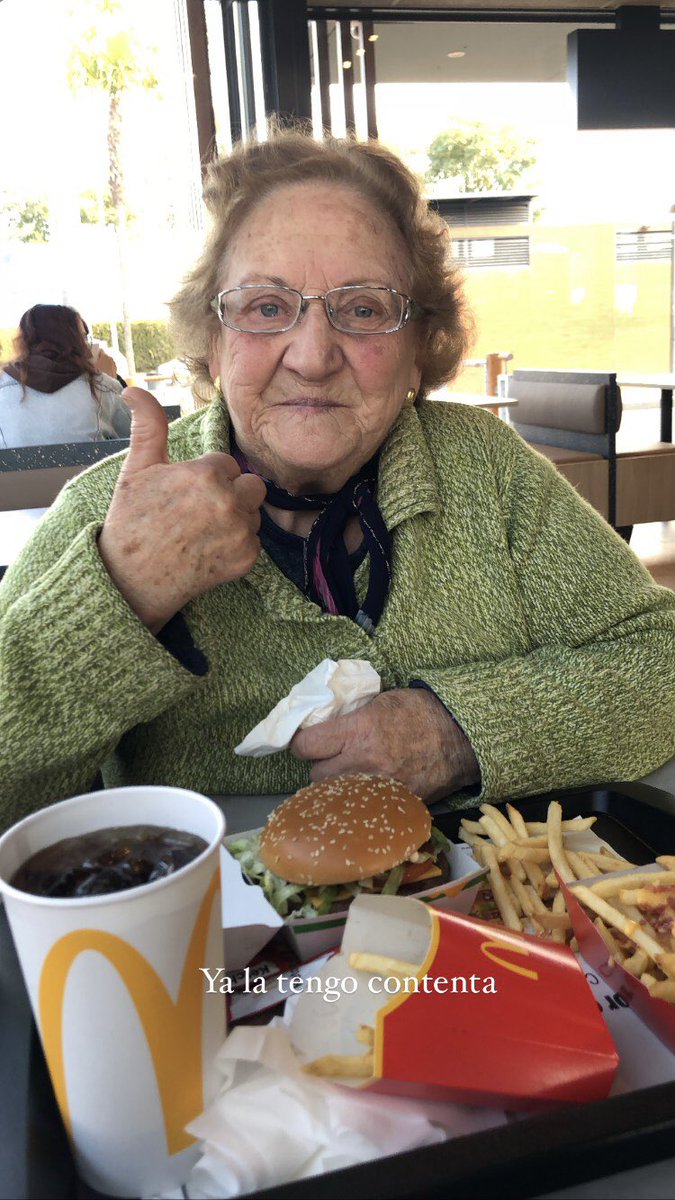 miriam_pacheco0's tweet photo. Como hacer feliz a mi abuela: 
@McDonalds https://t.co/3QDuhy28Jk