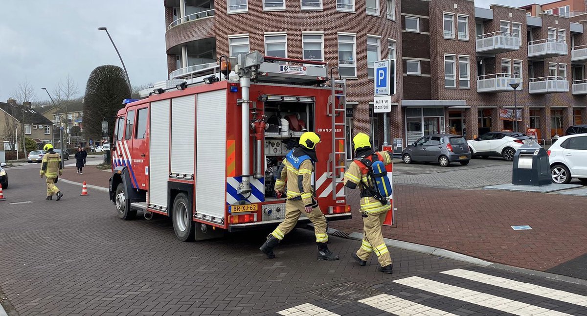 BrandweerArkel's tweet image. Vanmorgen onder #Prio1 uitgerukt voor een gaslucht aan het Dokter H. de Vriesplein in #Arkel. Eenmaal ter plaatse bleek in heel het dorp een gaslucht te hangen. Na onderzoek bleek de gasachtige lucht veroorzaakt door werkzaamheden bij een bedrijf elders in Arkel.