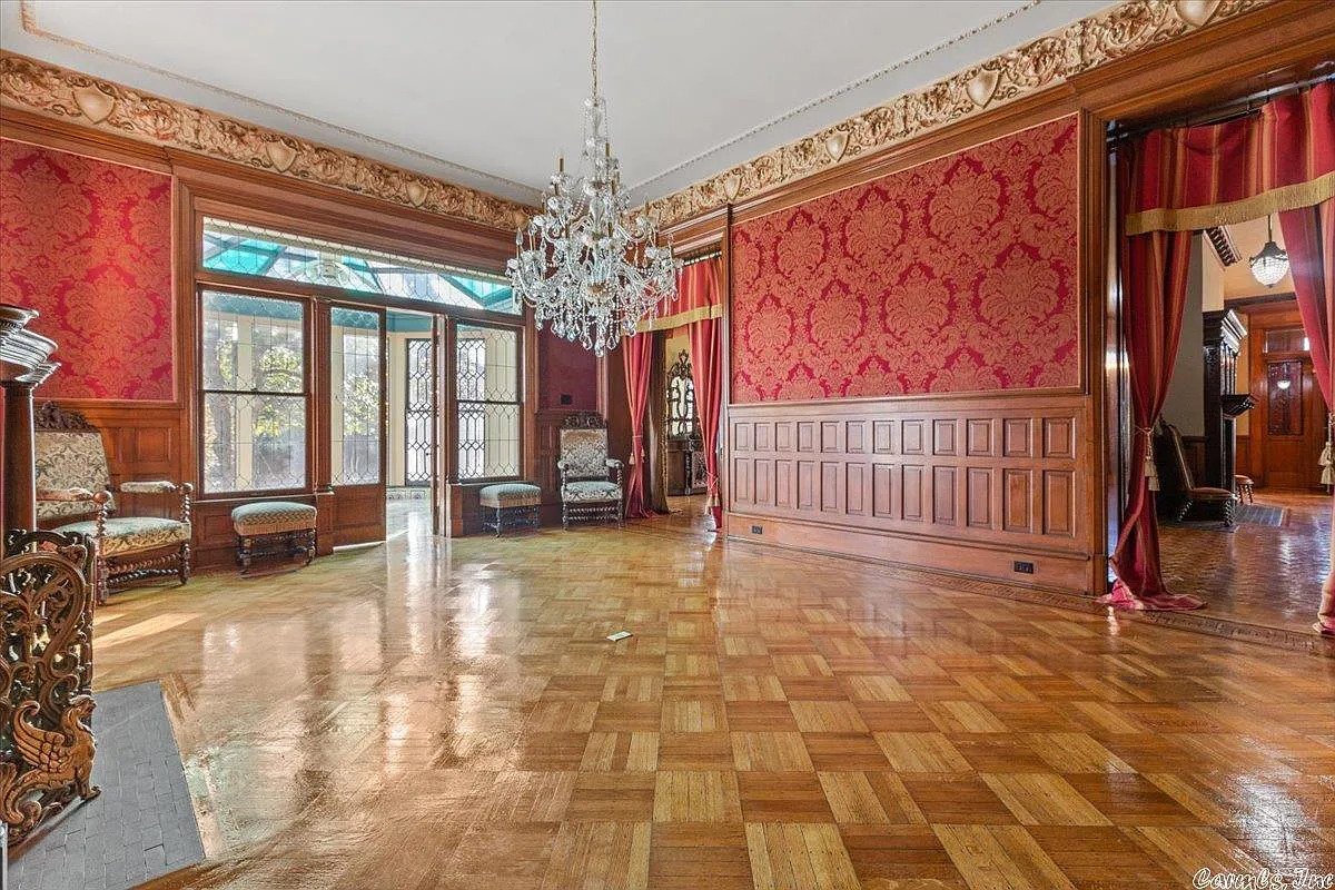 1619 Louisiana St in Little Rock, Arkansas. 

I'm pretty sure those shining floors were meant for spectral ballroom dancing, perhaps with a demon lover or two. 

#gothichouse #gothicmansion #gothicfiction