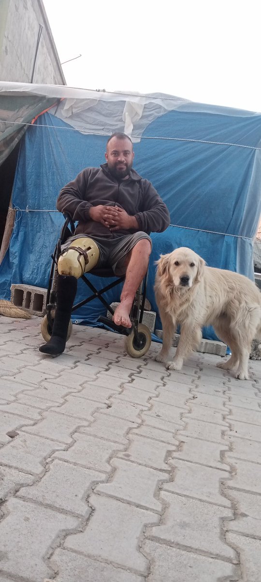 Mehmet329090's tweet photo. Herkese hayırlı günler diliyorum. 
Antakya'da yaşanan deprem nedeniyle evimizi kaybettik. 
Derme çatma bir çadır yaptı arkadaşlar yağmurda şu geçiriyor. 
Üç çocugumla beraber burda kalıyoruz. 
Carçdır ve erzak ihtiyacımız var 
Lütfen yardımcı olun 🙏🙏🙏 https://t.co/znGpHlpyNY