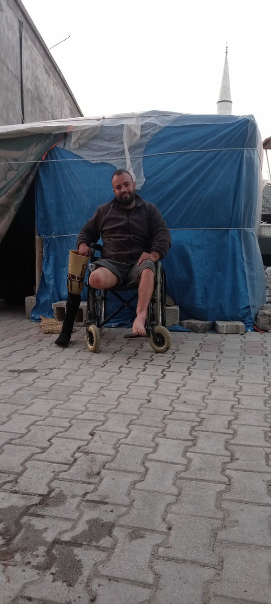 Herkese hayırlı günler diliyorum. 
Antakya'da yaşanan deprem nedeniyle evimizi kaybettik. 
Derme çatma bir çadır yaptı arkadaşlar yağmurda şu geçiriyor. 
Üç çocugumla beraber burda kalıyoruz. 
Carçdır ve erzak ihtiyacımız var 
Lütfen yardımcı olun 🙏🙏🙏