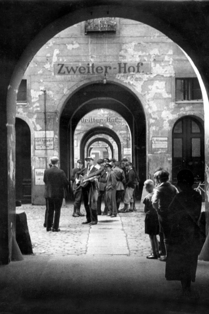 <a href="/TobiasM1111/">Tobias</a> <a href="/MarkSternke/">Mark.</a> <a href="/aufpolieren/">#KeinVerblassen</a> Klar, das berühmteste Beispiel für Ausbeutung von Mietern waren die Meyer-Höfe im Arbeiterbezirk #Wedding  in der Ackerstraße 132.  Mehrere Höfe hintereinander, 257 kleine Wohnungen, Toilette auf dem Hof und kaum Privatsphäre...am 17.10.1972 wurde die Reste abgerissen... #History