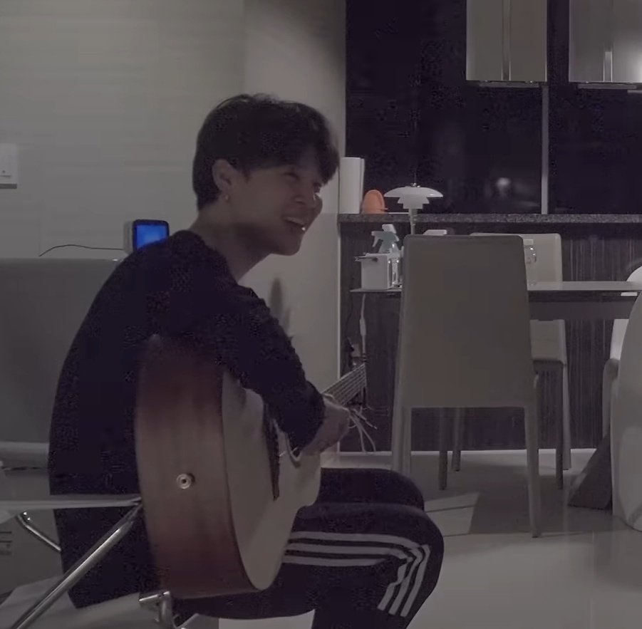 sobokjimim's tweet photo. guitarist jimin 🎸 https://t.co/ZDGjKVWHwK