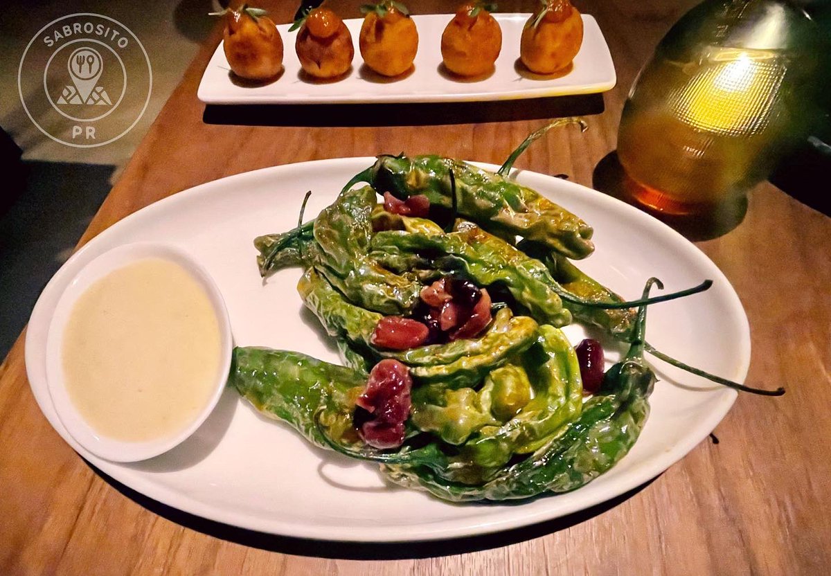 sabrosito_pr's tweet photo. 🍽️: Shishito peppers y croquetas de Serrano y manchego. #💯Sabrosito
#sabrositopr #foodphoto #food #foodporn #foodlover #foodphotograpy #puertoricanlovefood #delicious #foodblogger #instafood #yummy #iliketotakepicturesofmyfood #foodie #foodlust #foodgod #lovefood https://t.co/gujVt9BS0x