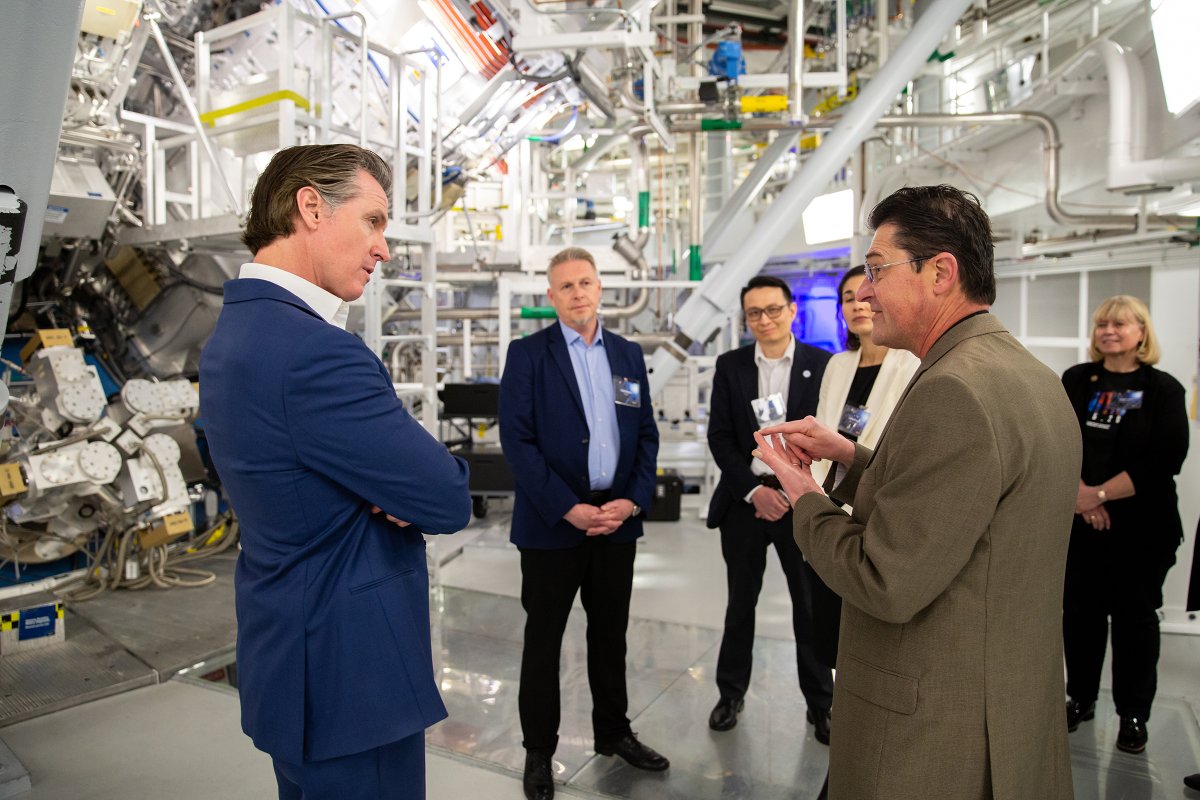 Livermore_Lab's tweet image. Yesterday, we welcomed @CAgovernor @GavinNewsom to #LLNL. During his visit, he toured @lasers_llnl and learned more about the inertial confinement #fusion program and the recent #FusionIgnition achievement. Learn more about this recent advancement: youtu.be/71gqaFoix1w