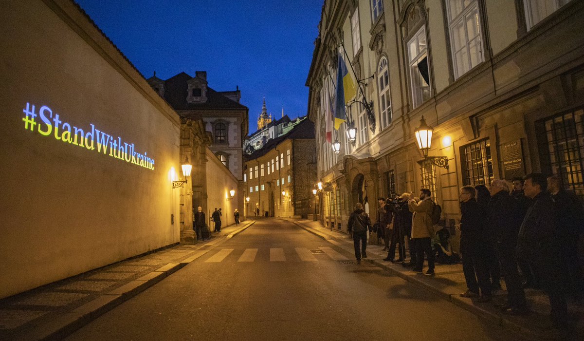 Vystrcil_Milos's tweet photo. Eskalace ruské války na Ukrajině trvá už 365 dní. Na zdi @SenatCZ jsme s @ruzickavsenatu zorganizovali promítání fotek z Ukrajiny od Majdy Slámové z @Voxpot.
Putin může zemi rozjezdit tanky, může ji rozstřílet raketami, ale na Ukrajině nikdy nevyhraje. 
#WeStandWithUkraine 🇺🇦 https://t.co/X9RqEL8tu7