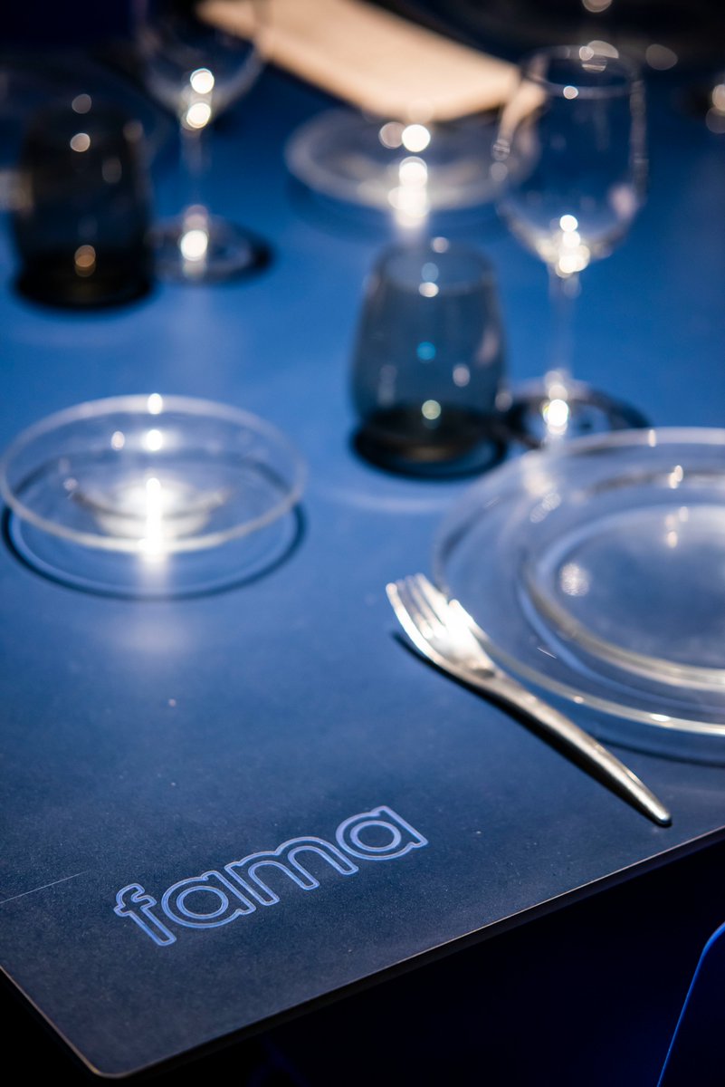 Nuestra mesa Triovo con más de 50 metros lineales en #ARCOmadrid2023 en el espacio "Guest Lounge". Una zona creada entre diferentes empresas de <a href="/BrandsofSpain/">Foro de Marcas Renombradas Españolas</a> en colaboración con  arquitectos y diseñadores.