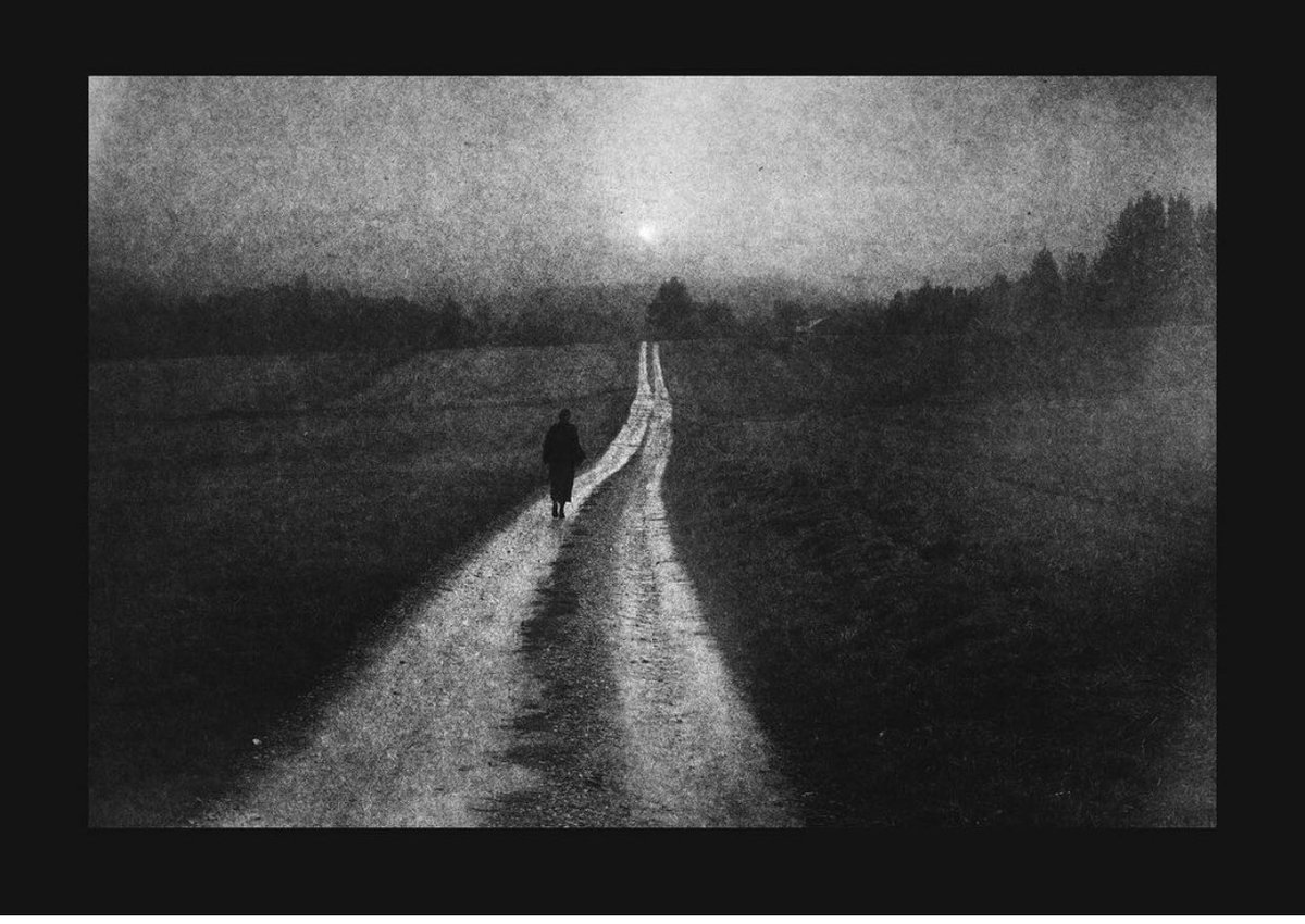 Şimdi tekrar ne yapsam dedirtme bana Ya Rabbi 
Taşınacak suyu göster, kırılacak odunu 
Kaldı bu silinmez yaşamak suçu üzerimde 
Bileyim hangi suyun sakasıyım Ya Rabbelalemin 
Tütmesi gereken ocak nerde?

İsmet Özel