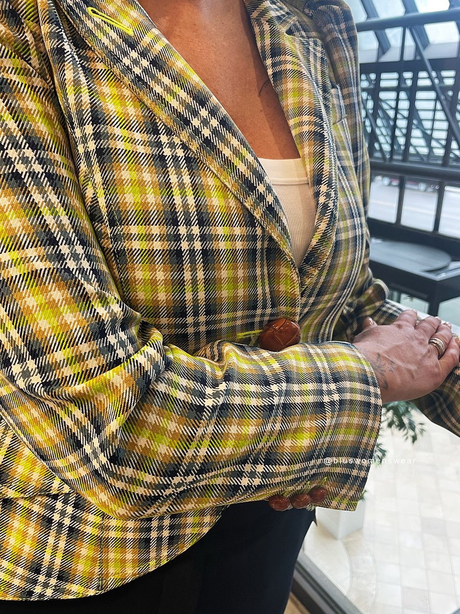 BlusWomensWear's tweet image. "The joy of dressing is an art." - John Galliano

Jacket - #Smythe 
Top - #MarcCain 
Pants - #VeronicaBeard 
Shoes - #AGL