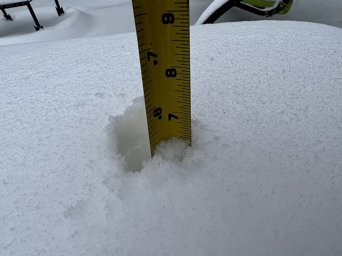 JeremyCMorgan's tweet image. Countless times we’ve chained up the fire rigs based on a weather report and it turns out to be a couple of flakes on the ground. This was not one of those times 😂

#pdxweather #pdxtst #pdxsnow