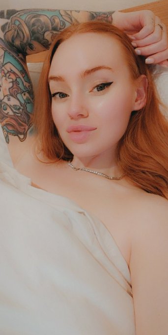 Freshly showered and back in bed! Need company... https://t.co/FYzSg9vApC