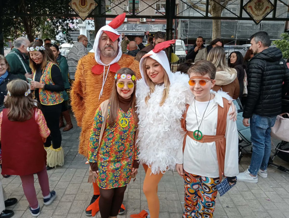 FallaLabaila's tweet photo. 🎭CABALGATA DE DISFRACES AGRUPACIÓN🎭

Nuestros infantiles este año se convirtieron en...HIPPIES!!  @mercatjesus 😆 

Y nuestros representantes mayores no se quedaron cortos...y fueron disfrazados de pollos y gallinas!!🐔🐣

#labaila23 #somdelabaila #carnaval #agrupacion https://t.co/47ytXvuoFL