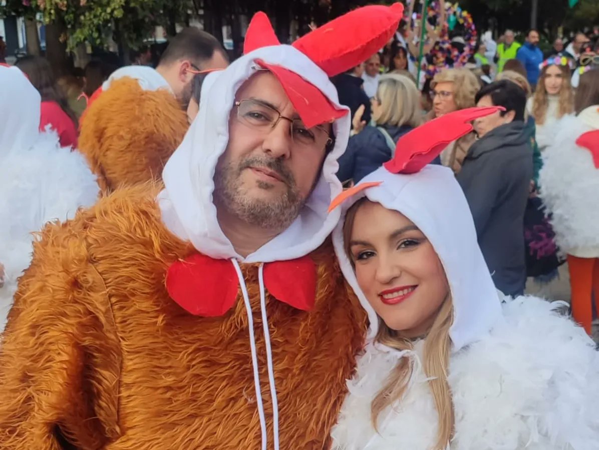 FallaLabaila's tweet photo. 🎭CABALGATA DE DISFRACES AGRUPACIÓN🎭

Nuestros infantiles este año se convirtieron en...HIPPIES!!  @mercatjesus 😆 

Y nuestros representantes mayores no se quedaron cortos...y fueron disfrazados de pollos y gallinas!!🐔🐣

#labaila23 #somdelabaila #carnaval #agrupacion https://t.co/47ytXvuoFL