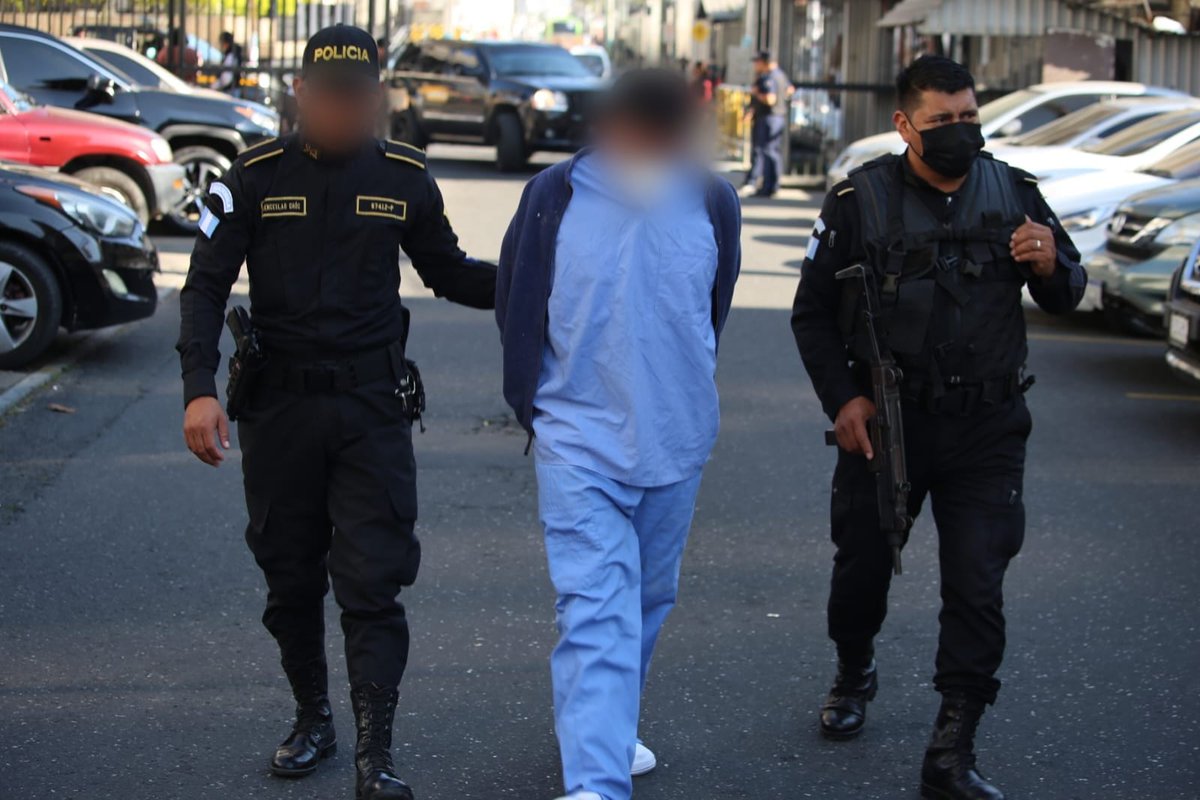 PNCdeGuatemala's tweet image. Marero se hacía pasar por enfermero, presuntamente daría muerte a un paciente

Adolfo “N”, de 28 años, alias &quot;El Beyli&quot; de la mara salvatrucha fue capturado en el interior del Hospital General San Juan de Dios, por agentes de #DPPS-PNC.

Más información en pnc.gob.gt