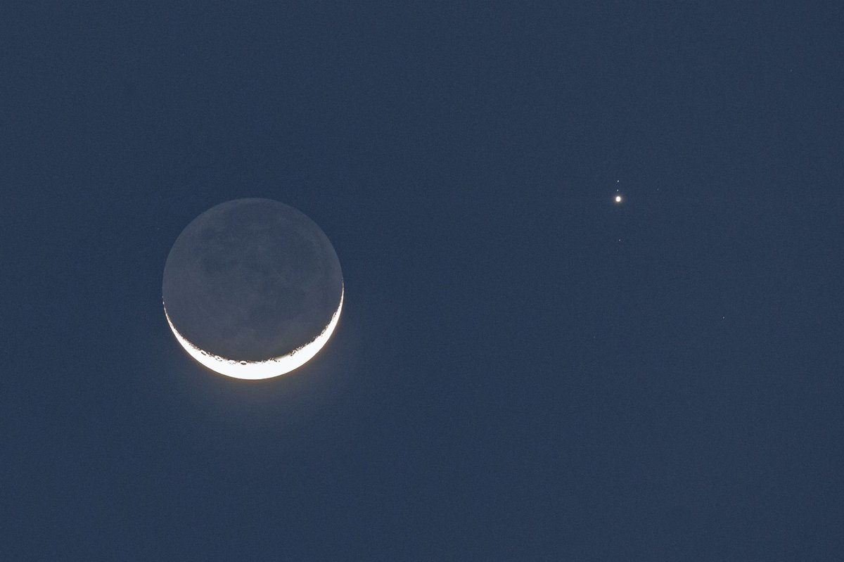 erniemas's tweet photo. The moon, Jupiter and Venus lined up on Wednesday night. This view from St.Petersburg, FLA. You can even see Jupiter’s moons. #conjunction #astronomy #astrophotography #sigma500mm #moon #venus #jupiter https://t.co/pp5SeUfpxO