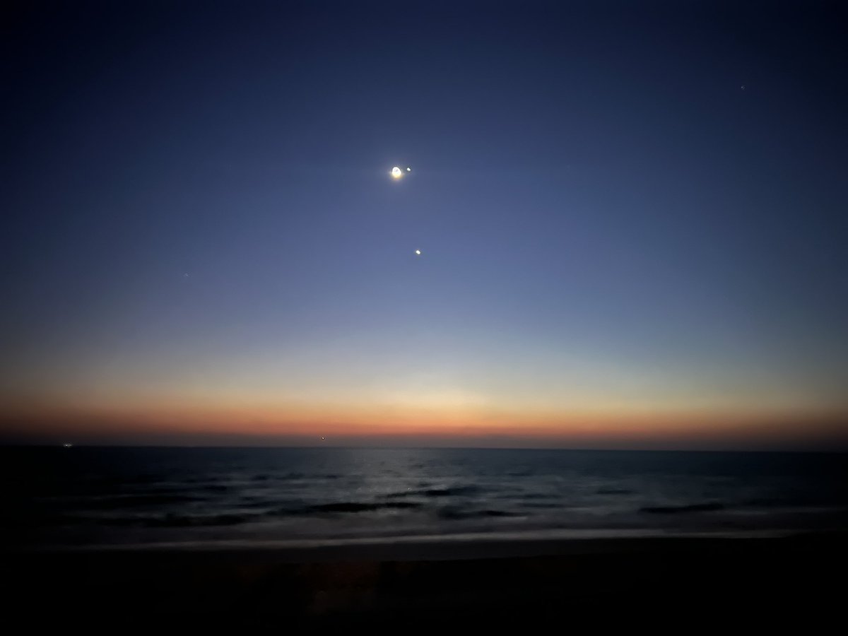 erniemas's tweet photo. The moon, Jupiter and Venus lined up on Wednesday night. This view from St.Petersburg, FLA. You can even see Jupiter’s moons. #conjunction #astronomy #astrophotography #sigma500mm #moon #venus #jupiter https://t.co/pp5SeUfpxO