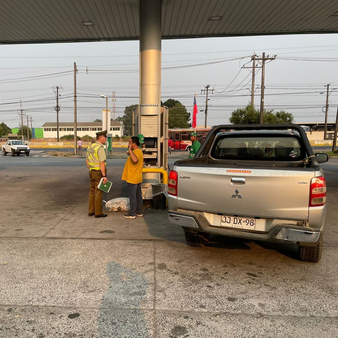 CarabBioBio's tweet image. #Coronel: Carabineros de la Oficina de Integración Comunitaria de la Subcomisaría #Lagunillas, realizan difusión de medidas preventivas en los servicentros, ante la prohibición del transporte de combustibles en bidones u otros recipientes similares.
