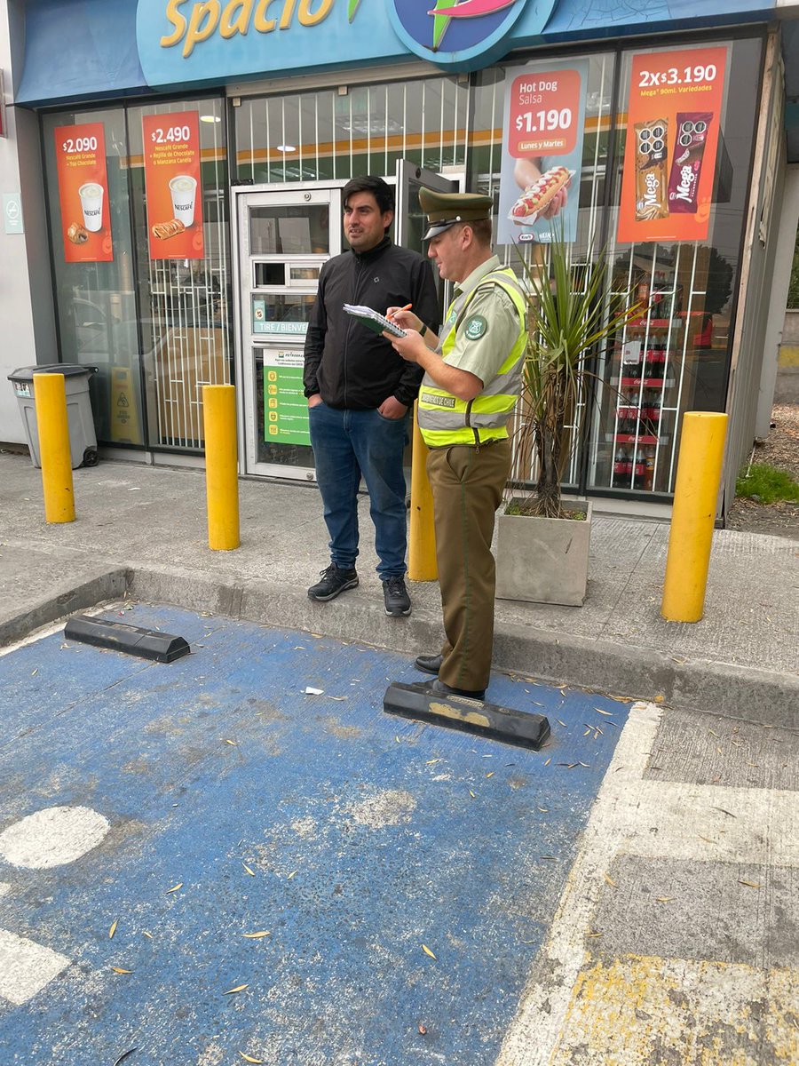 CarabBioBio's tweet image. #Coronel: Carabineros de la Oficina de Integración Comunitaria de la Subcomisaría #Lagunillas, realizan difusión de medidas preventivas en los servicentros, ante la prohibición del transporte de combustibles en bidones u otros recipientes similares.