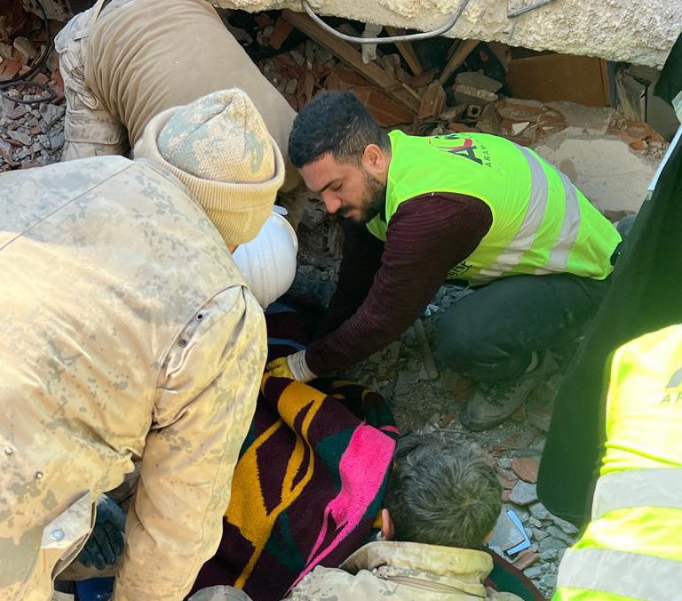Dört gündür işe gittiğimi sanıyorlar çünkü kovulduğumu söyleyemedim. 10 aylık bebeğim var, eşim öğrenirse etkilenir. Ne kadar saklayabilirim, bilmiyorum.

Bu yüzden sabah işe gider gibi çıkıyor, akşam dönüyorum.

Bu cümleleri bir kaynak işçisi yazdı. Sırf enkazdan can kurtarmaya