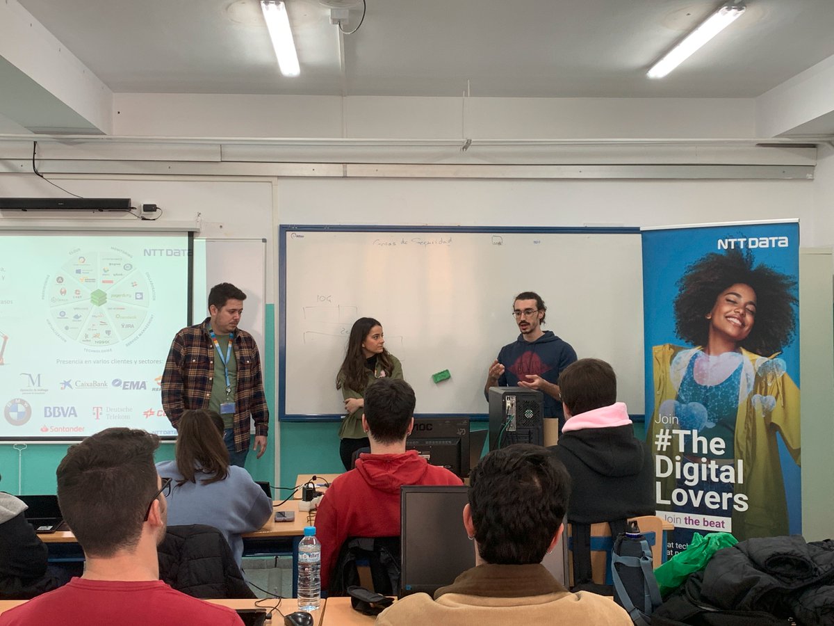 En primer lugar nos han acompañado algunos miembros del equipo de @NTTData, que nos han mostrado a qué se dedica esta empresa y las posibilidades que tienen nuestros alumnos de trabajar con ellos. Entre los asistentes, hemos tenido a nuestro antiguo alumno Luís Vázquez.