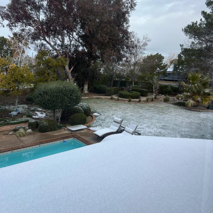 I WOKE UP TO SNOW FALLING!!!😭❄️☃️🌨️⛄️❄️🌨️☃️ it hasn&rsquo;t snowed out here in like 5 years!!! https://t.c