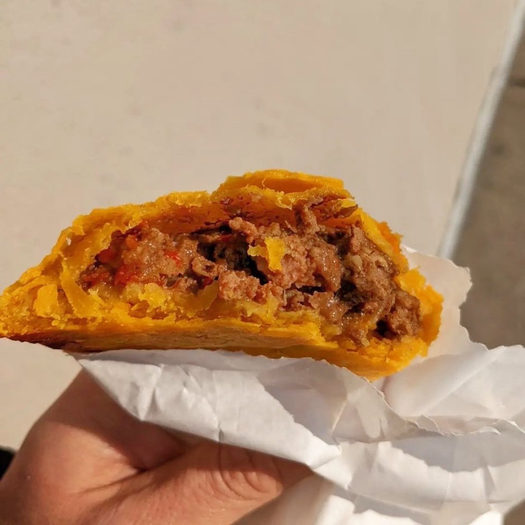 eatingyyz's tweet photo. Happy #JamaicanPattyDay Toronto! On cold days, you can count on Georgina in #Bloordale to warm your belly! This local fave is an great spot to get your #beefpatty fix on this day of eeeating. ๐
โน #CaribbeanQueenofPatties
๐ 1294 Bloor St W, #Toronto
#torontofood #eatingyyz https://t.co/qX3e48Snft