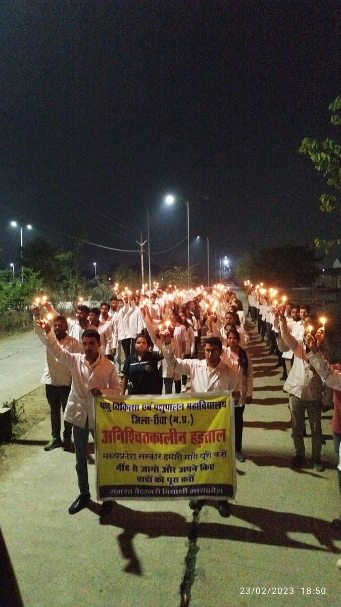 बड़े-बड़े लोगन के बीस हजार रूपिया
और कम फ़ीस अलग से
हमरे गरीबन के छयालीस सौ रूपिया
और भारी फ़ीस अलग से
बड़े बड़े लोगन के संघी और साथी
और भैया सरकार अलग से
हमरे गरीबन के यूनियन जुलम्बा
बोले तो लाठी पड़े ठक्क से
कहब तो लग जाई धक् से

#increaseMPvetStipend #VETstandunited #mp_vets