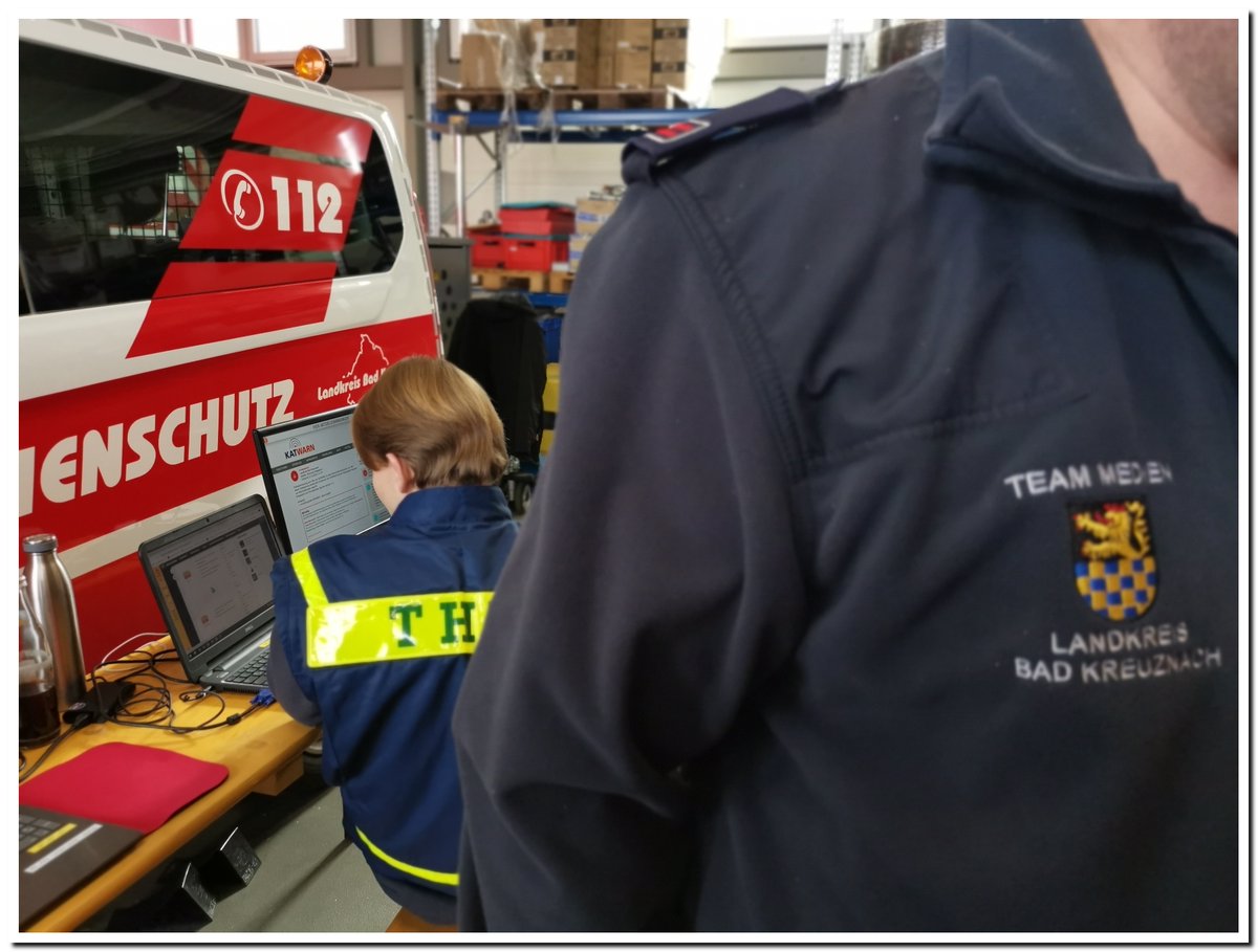 VOST_TeamMedien's tweet image. Heute geht ein weiterer Warn-Kanal in den Praxisbetrieb: #CellBroadcast 👉 Warnung automatisch auf's Handy. Aktuelles HandyUpdate aufgespielt? #Katwarn & son. WarnApps NICHT löschen! Warum? 👉Gute Gründe im FactSheet👇 #Bevölkerungswarnung #TeamMedien #VOST #LandkreisBadKreuznach