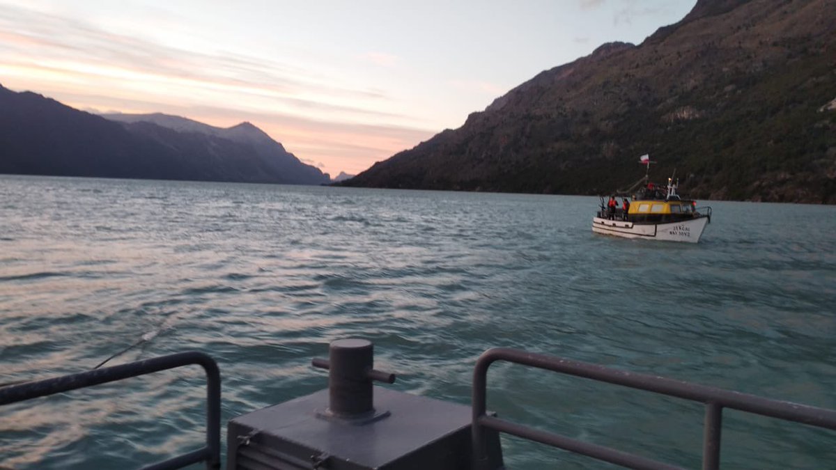 COT_FT's tweet photo. Efectivos de la Compañía Andina Divisionaria N°20 “Cochrane”, a bordo de la lancha del Ejército “Capitán IHL”auxilió a embarcación  de turismo “Jackal”, que se encontraba varada  en el lago O´Higgins en la localidad de Villa O´Higgins, región de Aysén.

#ejercito #rescate https://t.co/tJfO9R1s0e