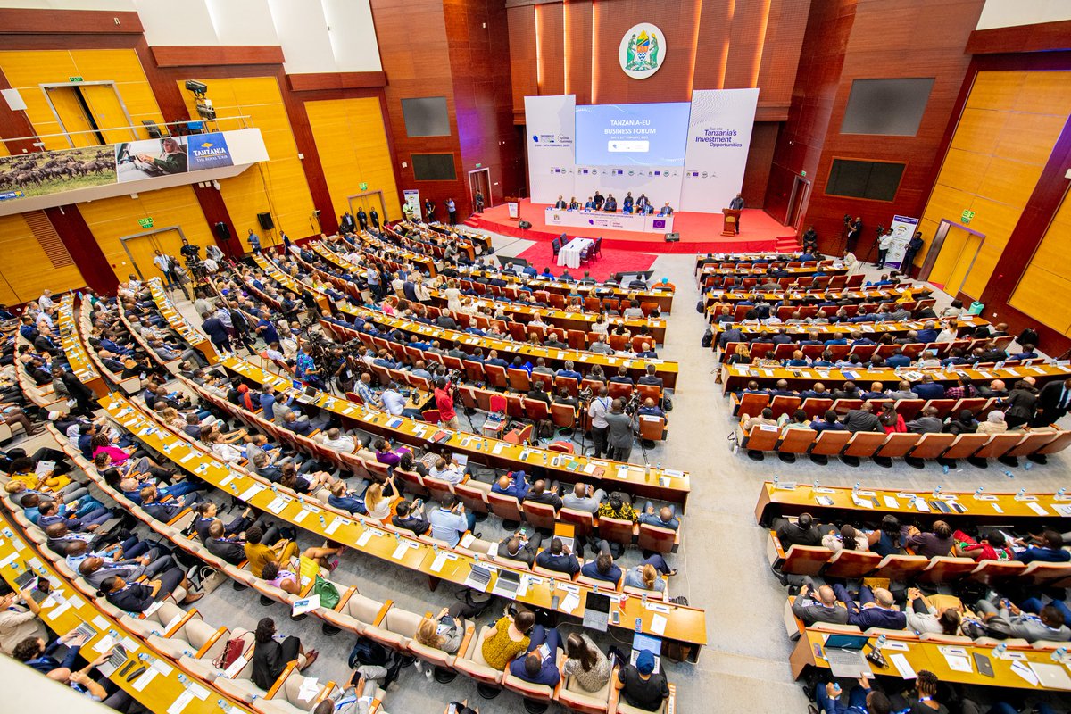 H.E Dr. Philip Mpango, Vice President of #Tanzania officiated the opening ceremony of the #EUTZBusinessForum. In his presence three agreements worth 353 million euros were signed between Tanzanian and European Union Institutions.
More on the agreements :bit.ly/3lPHvlp