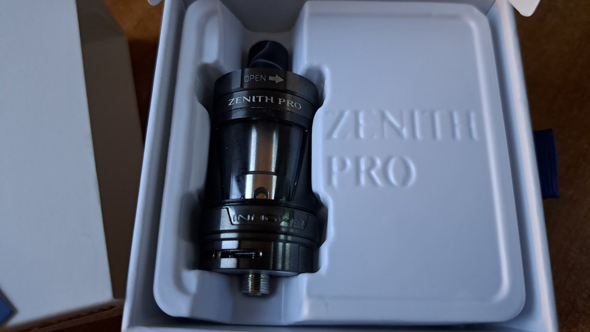 juteszembe's tweet photo. Közben möggyütt... kipróbálom ezt a tankot is... nem egy Leopard, de na... 🙃 #Innokin #ZenithPro Hallod #LePetitVapoteur + #DPD világbajnokok... hétfő délután rendeltem, egyébként ma délelőtt már nálam volt... a franciáktól... 🥳 🏅 😆 https://t.co/pORVSei5AH
