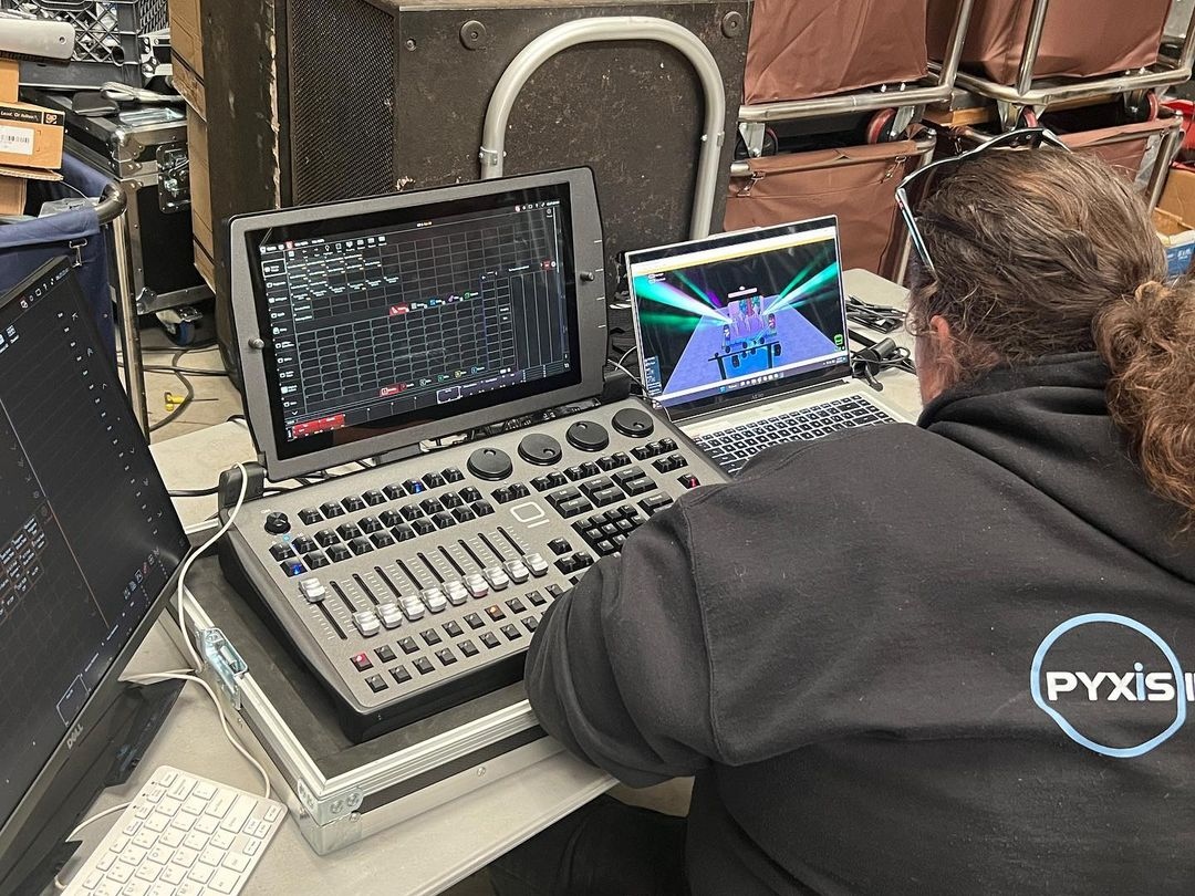 ControlObsidian's tweet image. Cool picture from @Pyxisindustries of the NX2 in action tied into the Capture Visualisation 3D Design Software via CITP.

#NX2 #CaptureVisualisation #LightingConsole #ObsidianControlsystems